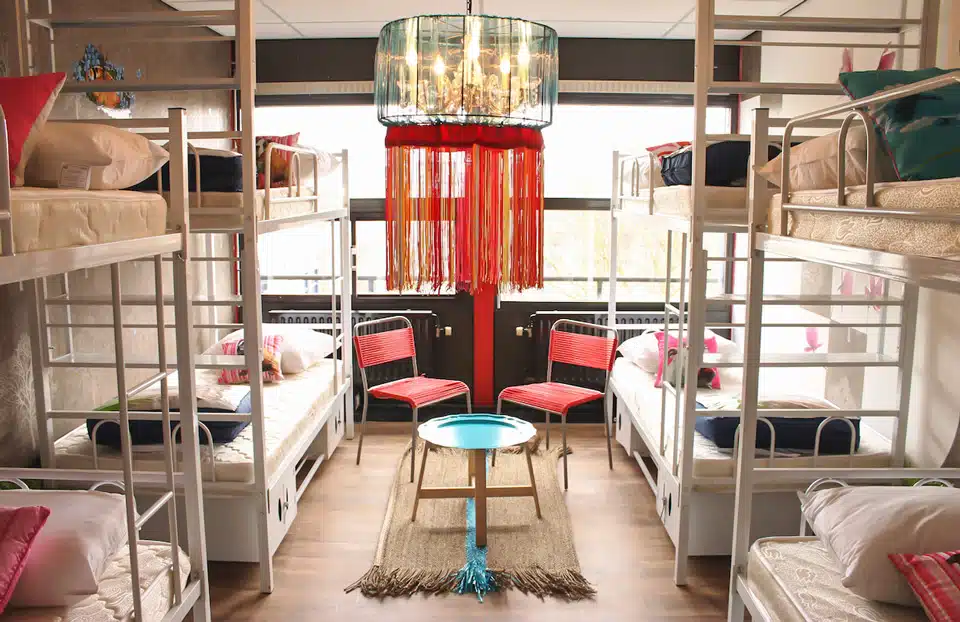 06_Hostelle-Amsterdam-Alice-in-Wonderland-Room