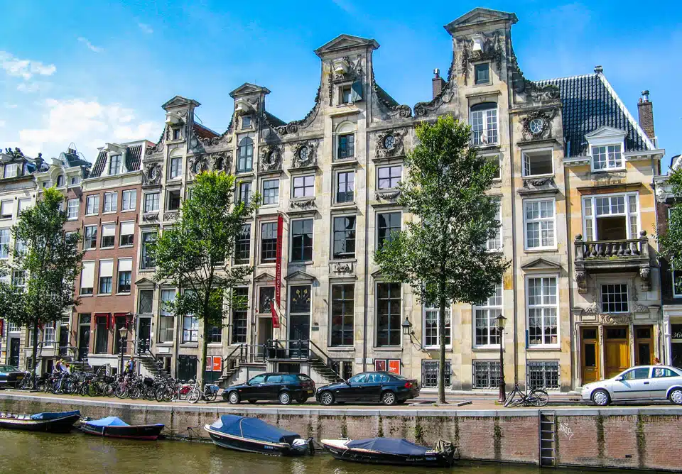 Cromhout House, the building of the Amsterdam Bible Museum дом Кромхаут – здание музея библии в Амстердаме